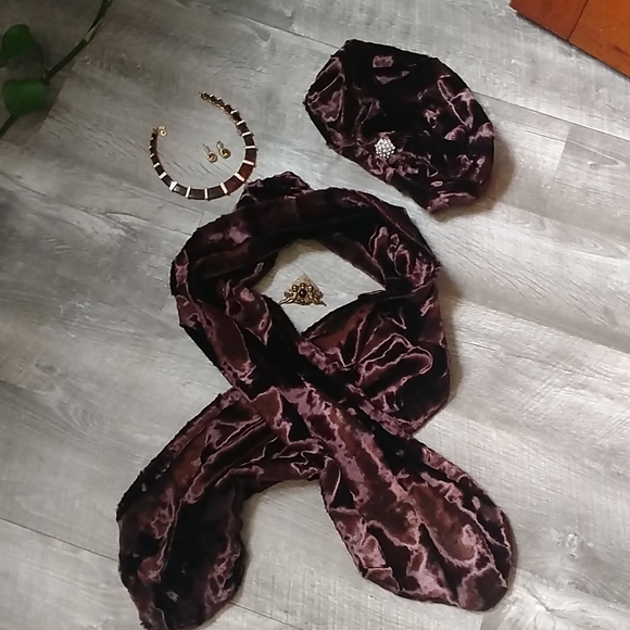 Vintage velvet hat and scarf set - Picture 2 of 11